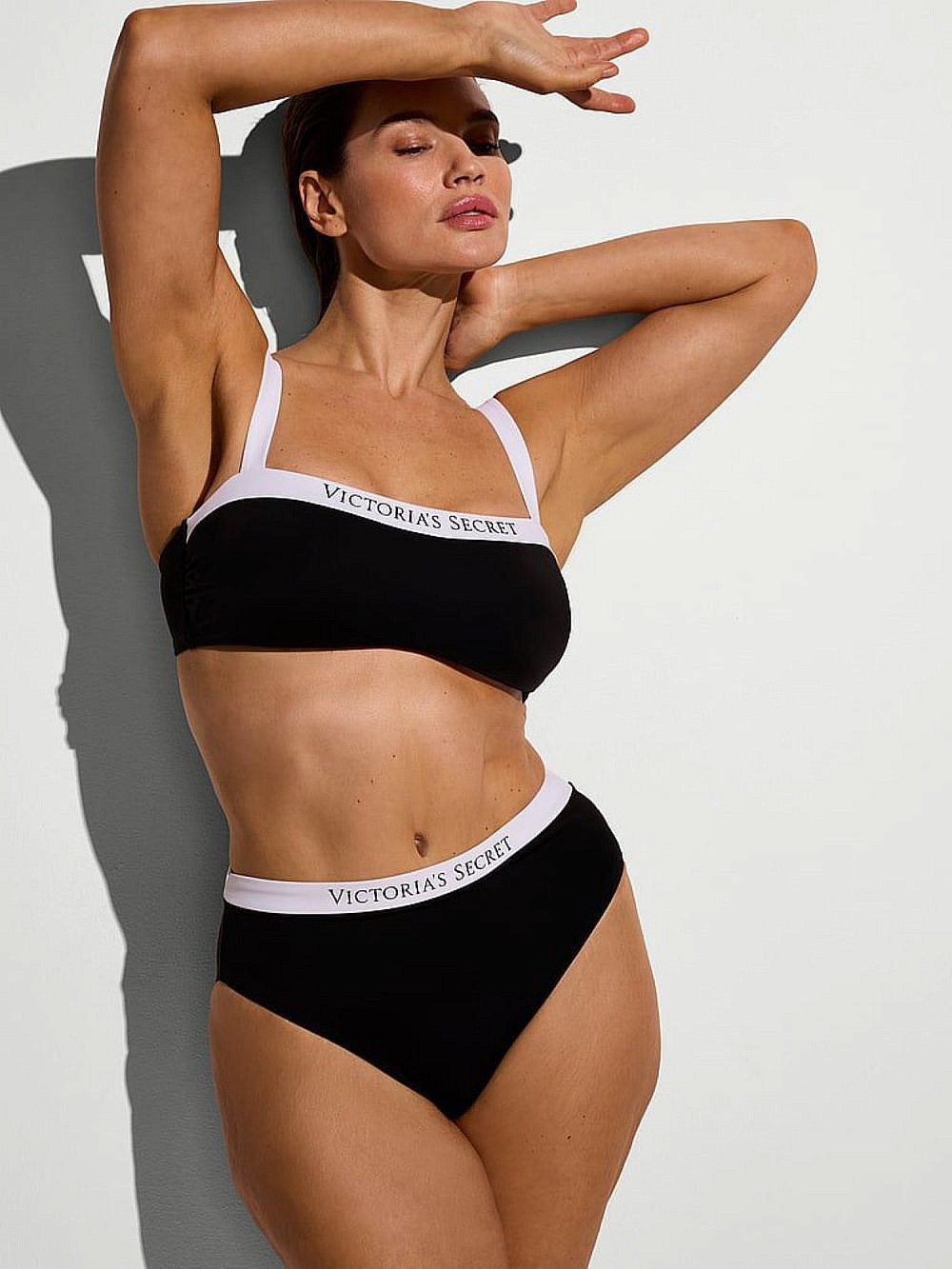 VICTORIAS SECRET. חזיית סטרפלס 185 ש"ח, תחתון 165 ש"ח | צילום: VS&amp;CO