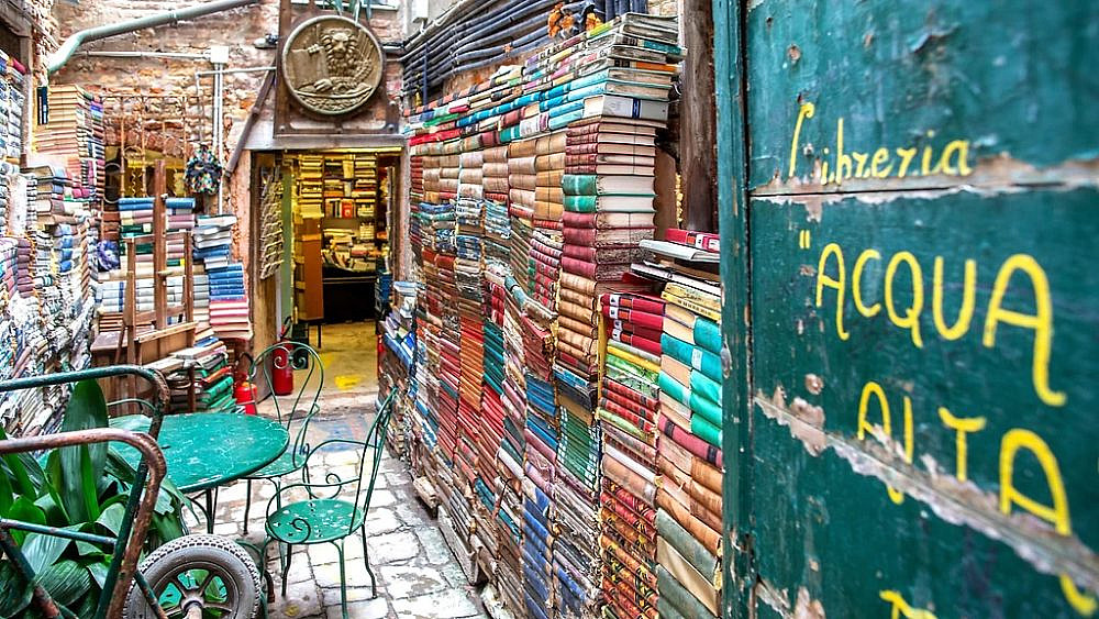 Libreria Acqua Alta, ונציה | צילום: Ihor Serdyukov / Shutterstock
