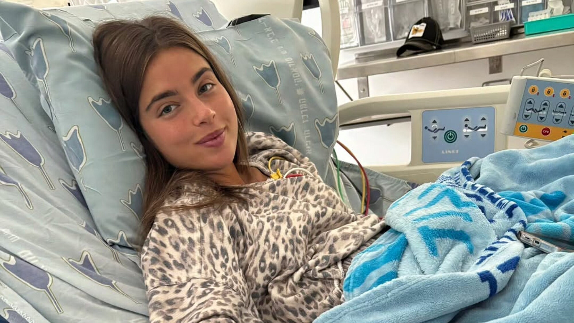 פנתרה בכל מצב. נועה קירל ממיטת האשפוז באיכילוב | צילום: אינסטגרם noakirel@ פנתרה בכל מצב. נועה קירל ממיטת האשפוז באיכילוב | צילום: אינסטגרם noakirel@