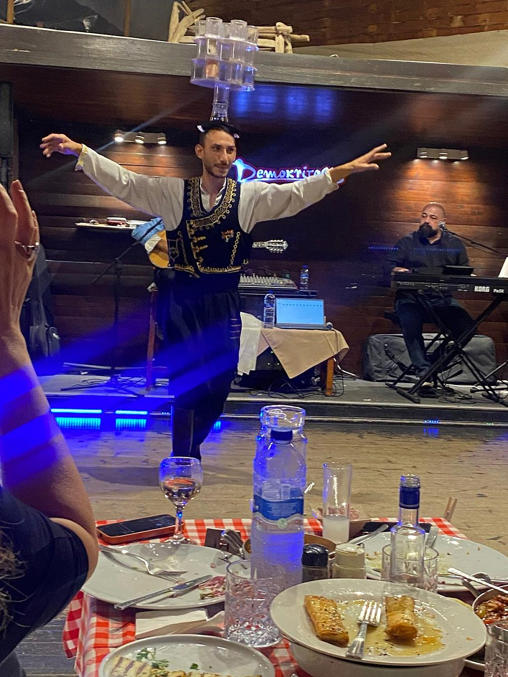 שמחת חיים מדבקת. טברנת דמוקרטיוס בפאפוס | צילום: שרין לוי מינץ
