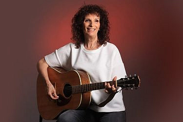 חזקה מהרוח, אסתר שמיר ז"ל | צילום: מלני פנטון