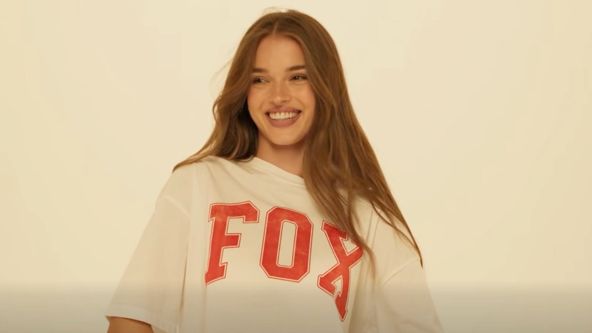 אנה זק בפרסומת החדשה של פוקס. שלא יהיה ספק: אנחנו חולות עליה, רק לא על הקונספט | צילום מסך