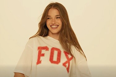 אנה זק בפרסומת החדשה של פוקס. שלא יהיה ספק: אנחנו חולות עליה, רק לא על הקונספט | צילום מסך
