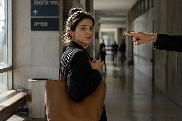 נשים נדחקות החוצה | אילוסטרציה AI