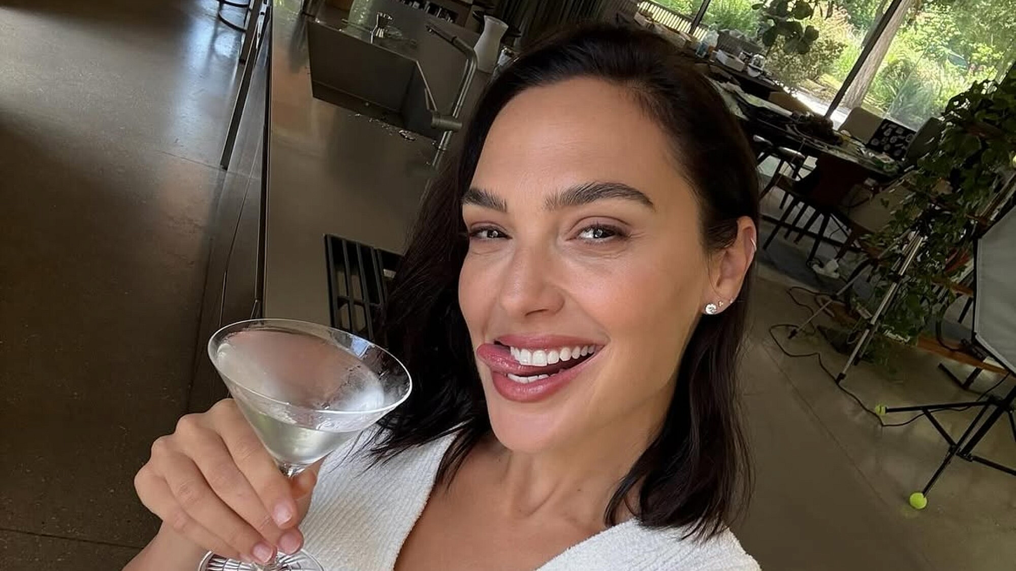 טפו, חמסה, שום, בצל. גל גדות | צילום: אינסטגרם gal_gadot@ טפו, חמסה, שום, בצל. גל גדות | צילום: אינסטגרם gal_gadot@