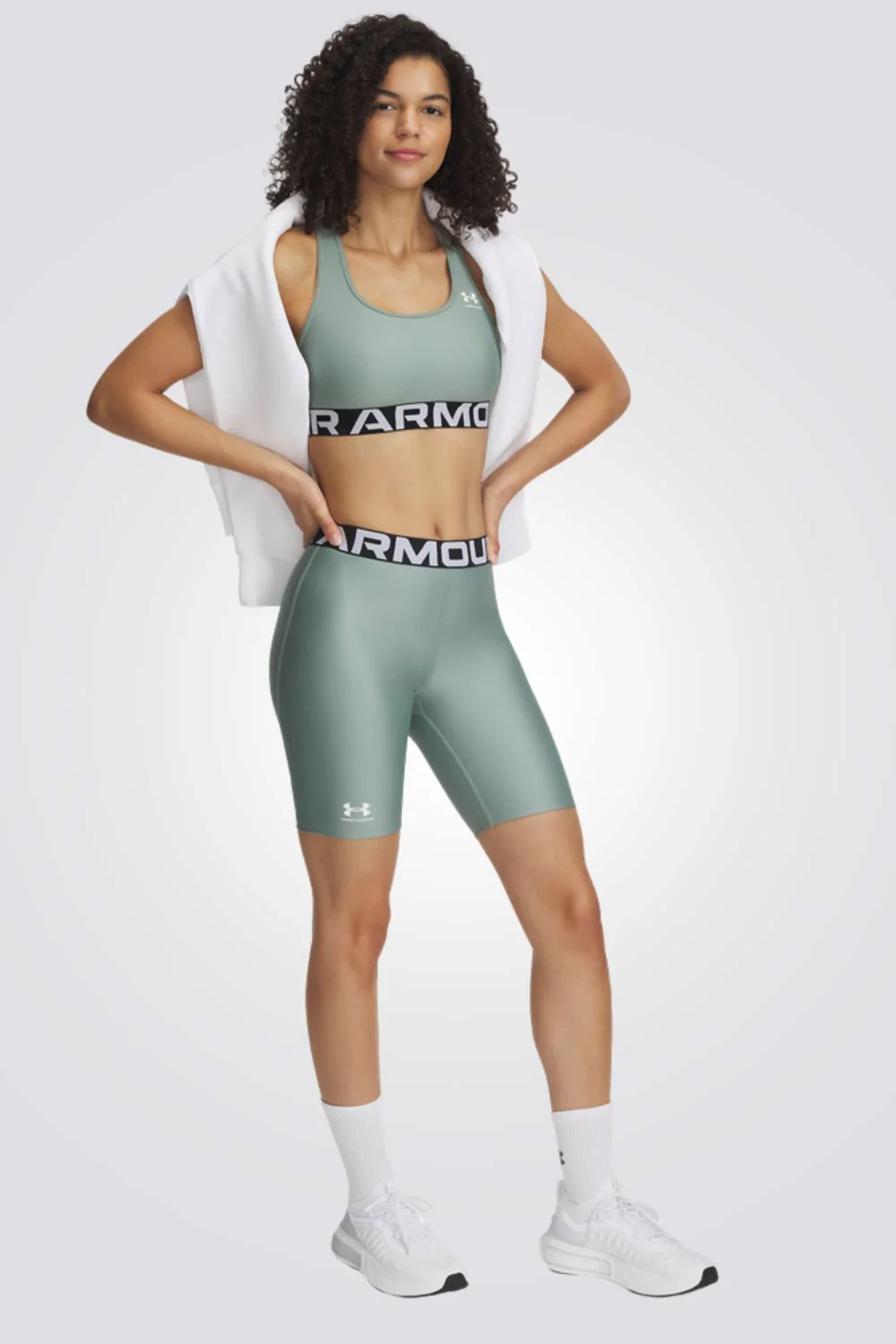 Under Armour במשביר. מחיר טייץ 101 ש"ח, טופ 113 ש"ח | צילום: יח"צ