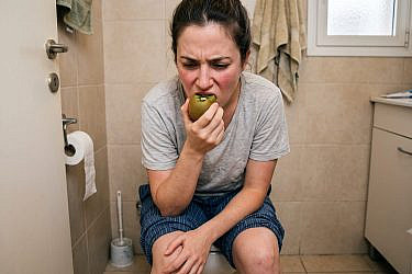 רק לא לאכול בשירותים, כן? מדובר באילוסטרציה | אילוסטרציה: AI