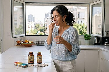 תוספי תזונה. מה עוזר ומה סתם בזבוז? | אילוסטרציה: AI