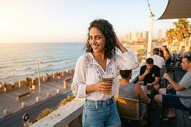 אל תחכי למערכת יחסים שתגיע, תחיי עכשיו | אילוסטרציה: AI