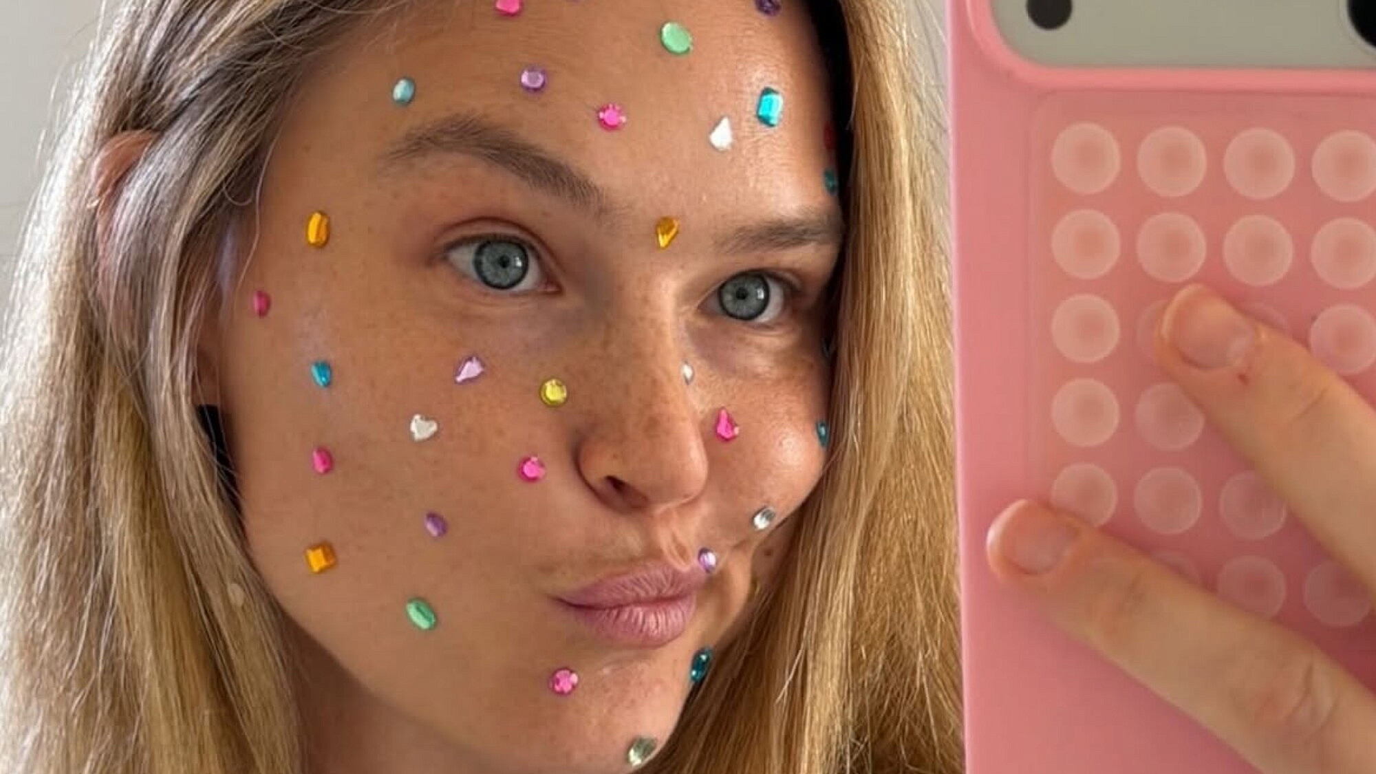 ניצנוצים לפנים. בר רפאלי | צילום: אינסטגרם @barrefaeli ניצנוצים לפנים. בר רפאלי | צילום: אינסטגרם @barrefaeli