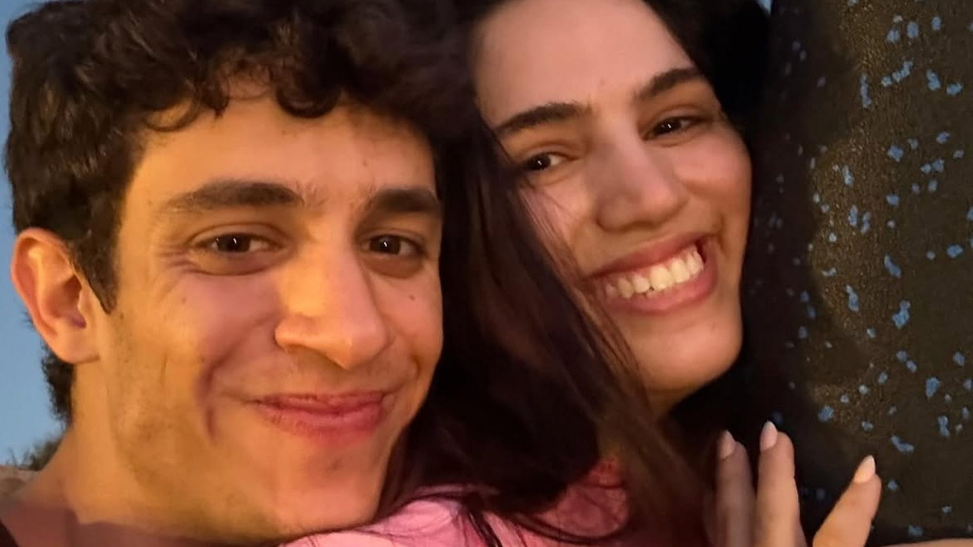 התמתח כל הדרך אל הגביע. נעה ריינהולד ואמיר בנאי | צילום: אינסטגרם noarei_@ התמתח כל הדרך אל הגביע. נעה ריינהולד ואמיר בנאי | צילום: אינסטגרם noarei_@