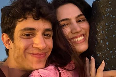 התמתח כל הדרך אל הגביע. נעה ריינהולד ואמיר בנאי | צילום: אינסטגרם noarei_@