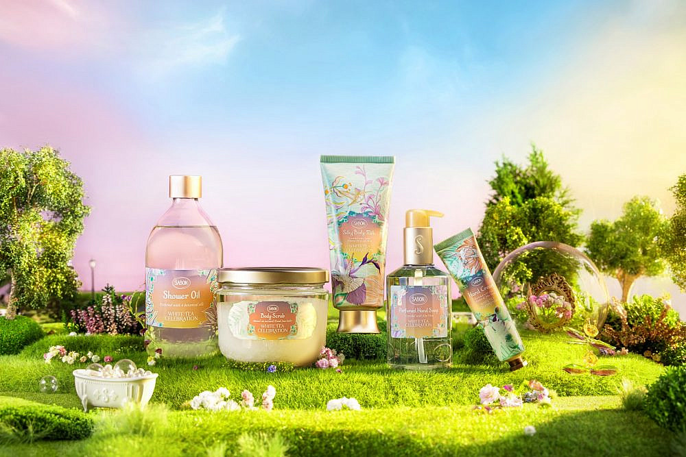 SABON. מארז White Tea Celebration, הכולל תיק רחצה, סבון שמן נוזלי, פילינג גוף, קרם גוף וקרם ידיים, מחיר 389 ש"ח | צילום: יח"צ