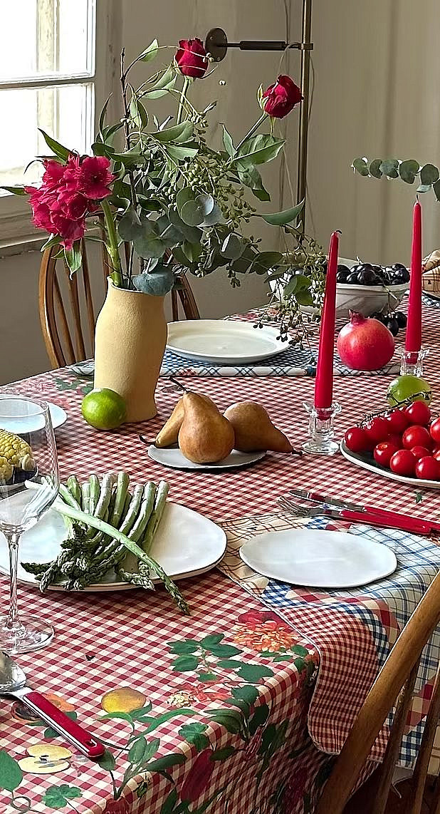 better in person. מפת שולחן Red Sauce Checkered 300×145 , מחיר 590 ש"ח | צילום: יח"צ