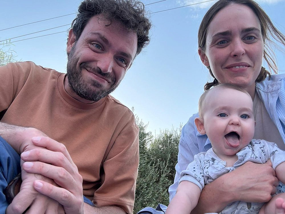 נעבור את הבחירות ואחר כך נראה. הדס ירון, בן הזוג ליאור אמסטרדמסקי והבת אלי | צילום: אוסף פרטי