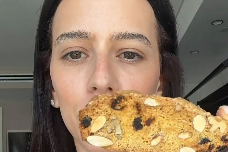 אפשר כמעט לשמוע את הקראנץ'. הביסקוטי של קורין גדעון | צילום: אינסטגרם corringideon@