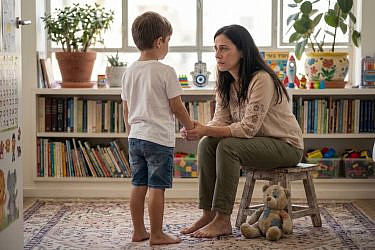 איך לדבר עם הילדים על מה שאי אפשר באמת להסביר? | אילוסטרציה: AI